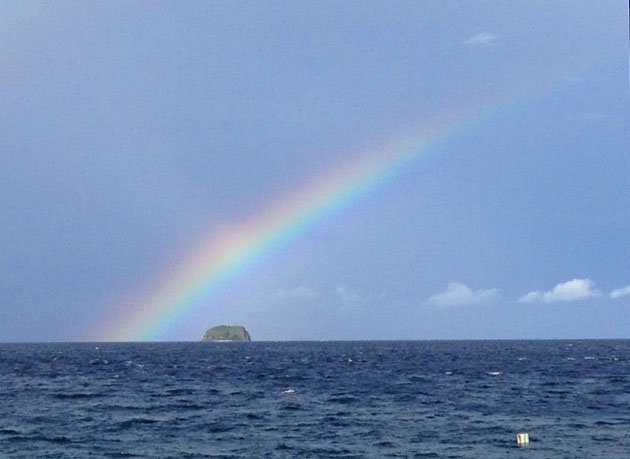 島に架かる虹