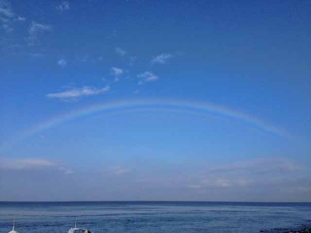 アニラオの海にかかる虹